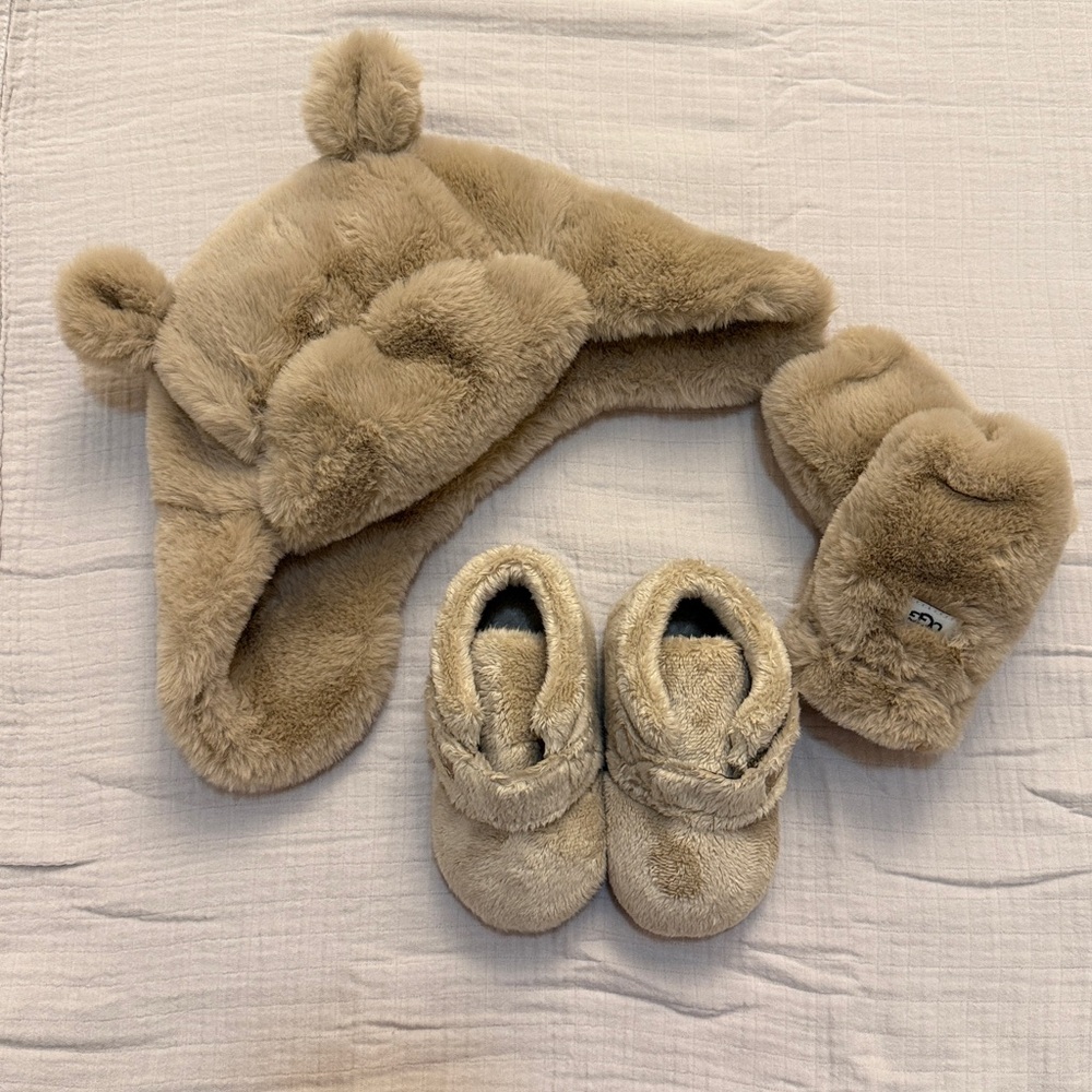UGG Baby Bixbee and Hat and Mitten Set 12-18m NWOT